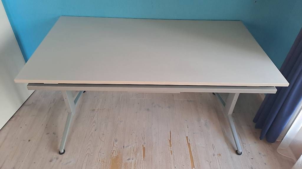 Schreibtische: Bürotisch Metall/Holz  – Gebraucht aus Biglen von Bit3
