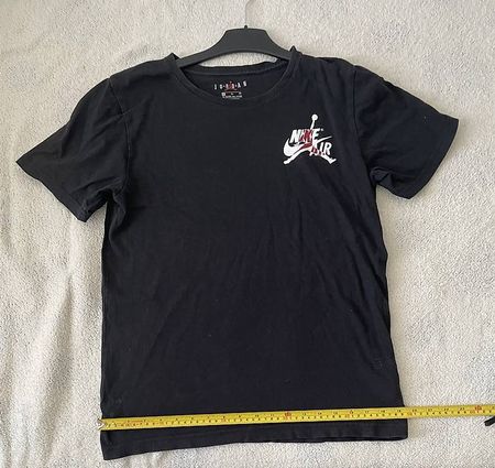 Schwarzes T-Shirt mit Nike AIR Logo