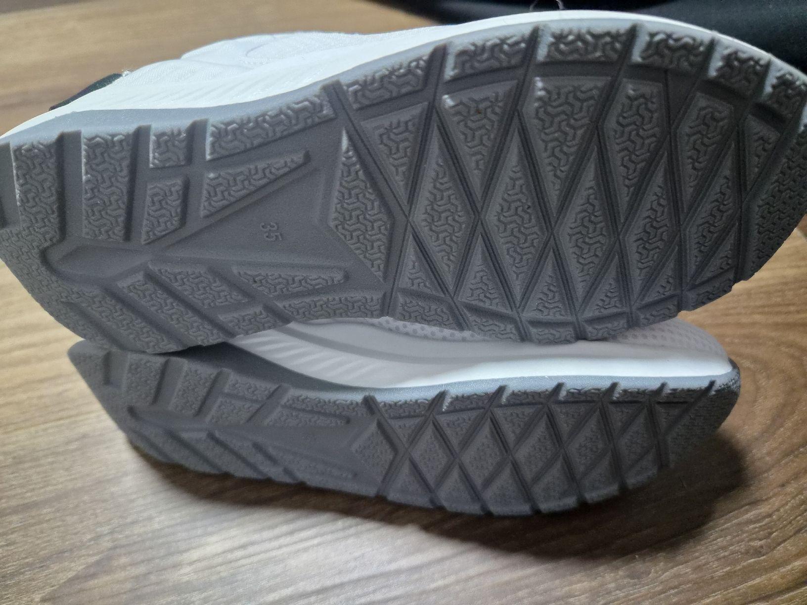 Esprit Scarpe per ragazzi: Esprit Sneaker, weiss / schwarz Gr. 35 NEU – Nuovo (secondo la descrizione) da Altishofen venduto da tammy05 4