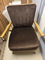 Joli fauteuil en bois et coussin velours