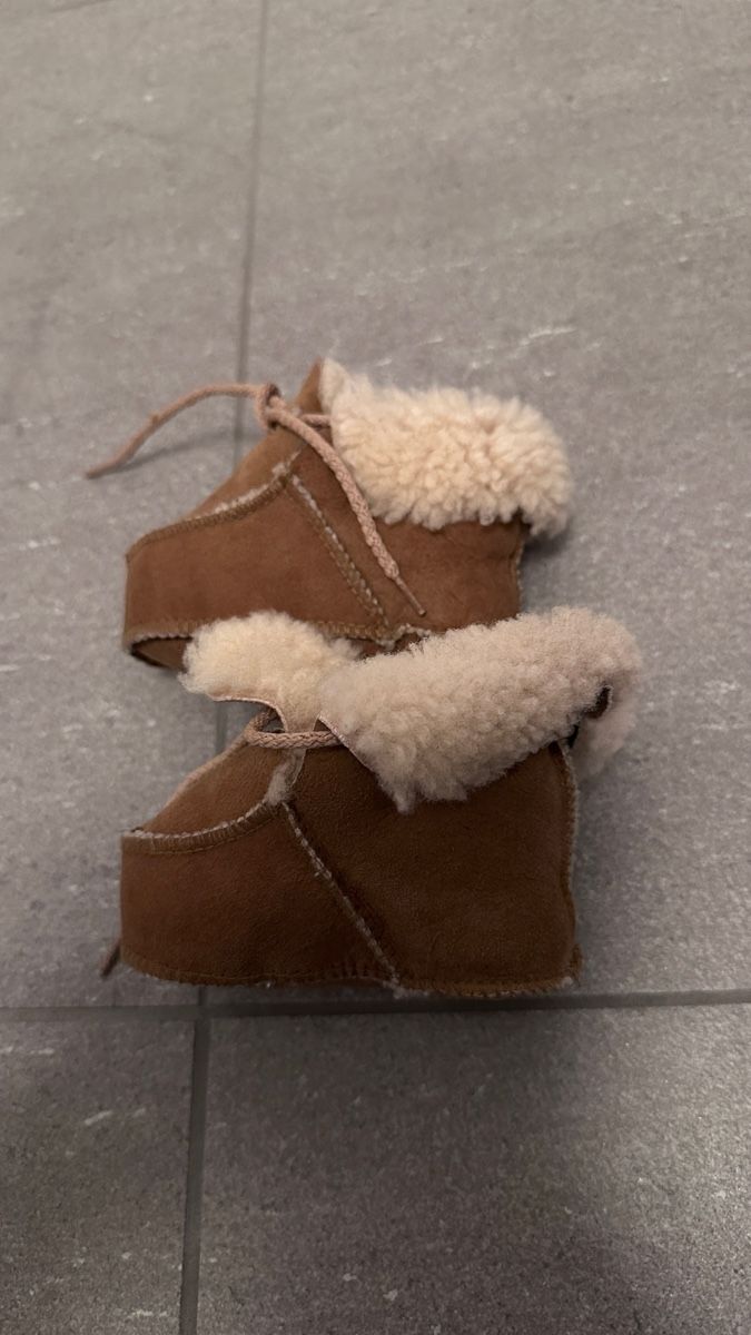 Scarpe per ragazzi: Lammfellschuhe Baby 3-9 Monate – Usato da Pfungen venduto da nik_9wv9 1