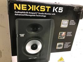 1xBeringer studio monitor