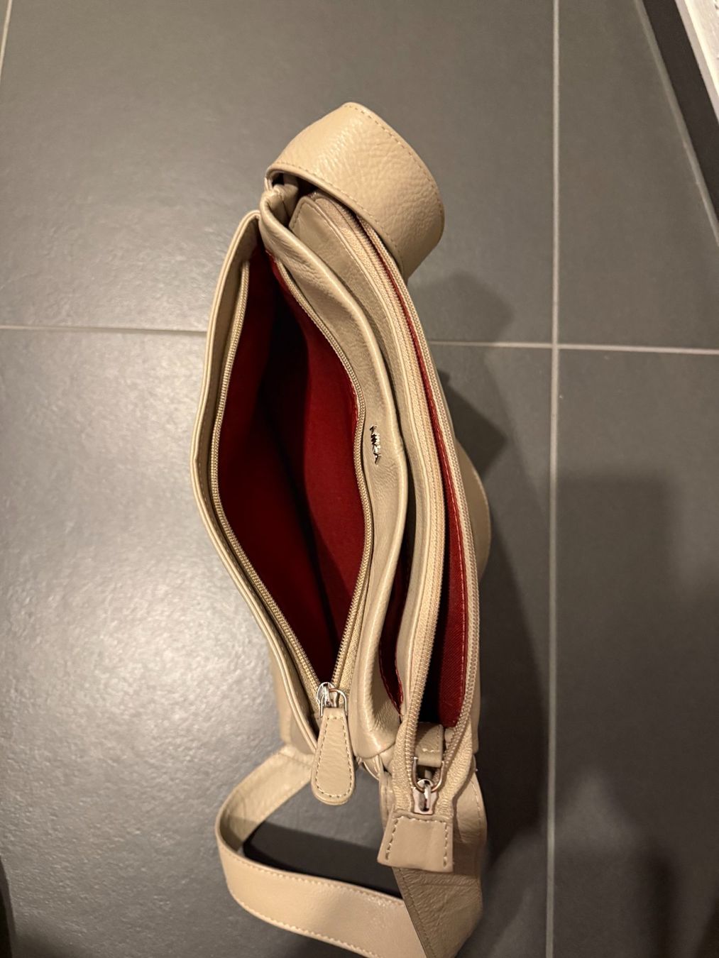 Sacs femmes: Handtasche Nika beige echtes Leder – D'occasion à Rothenburg par Patri00 4