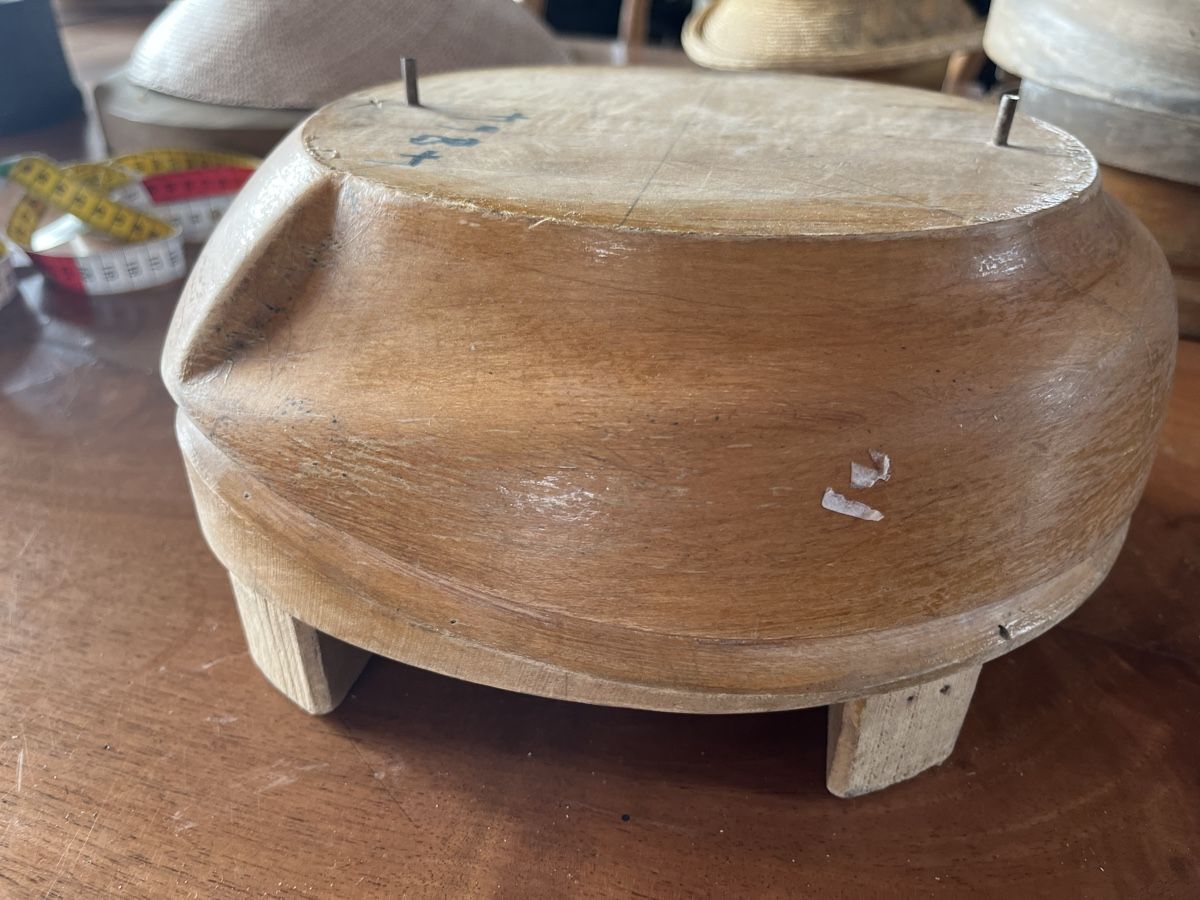 Copricapi, berretti & cappellini: Hutform Hutrand Modisten Werkzeug Holz – Usato da Worb venduto da lupo97
