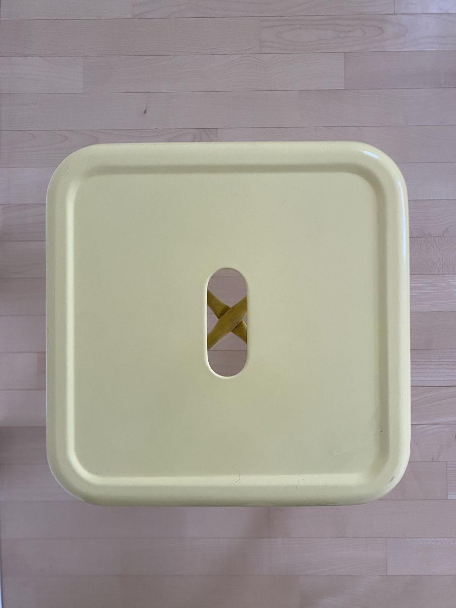 Sgabelli: pastellgelber Metallhocker – Usato da Walchwil venduto da Cooper2010 2