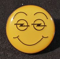 GG026 - Alter seltener Smiley Pin als OPEL Logo