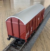 brauner, geschlossener Güterwagen, neuwertig