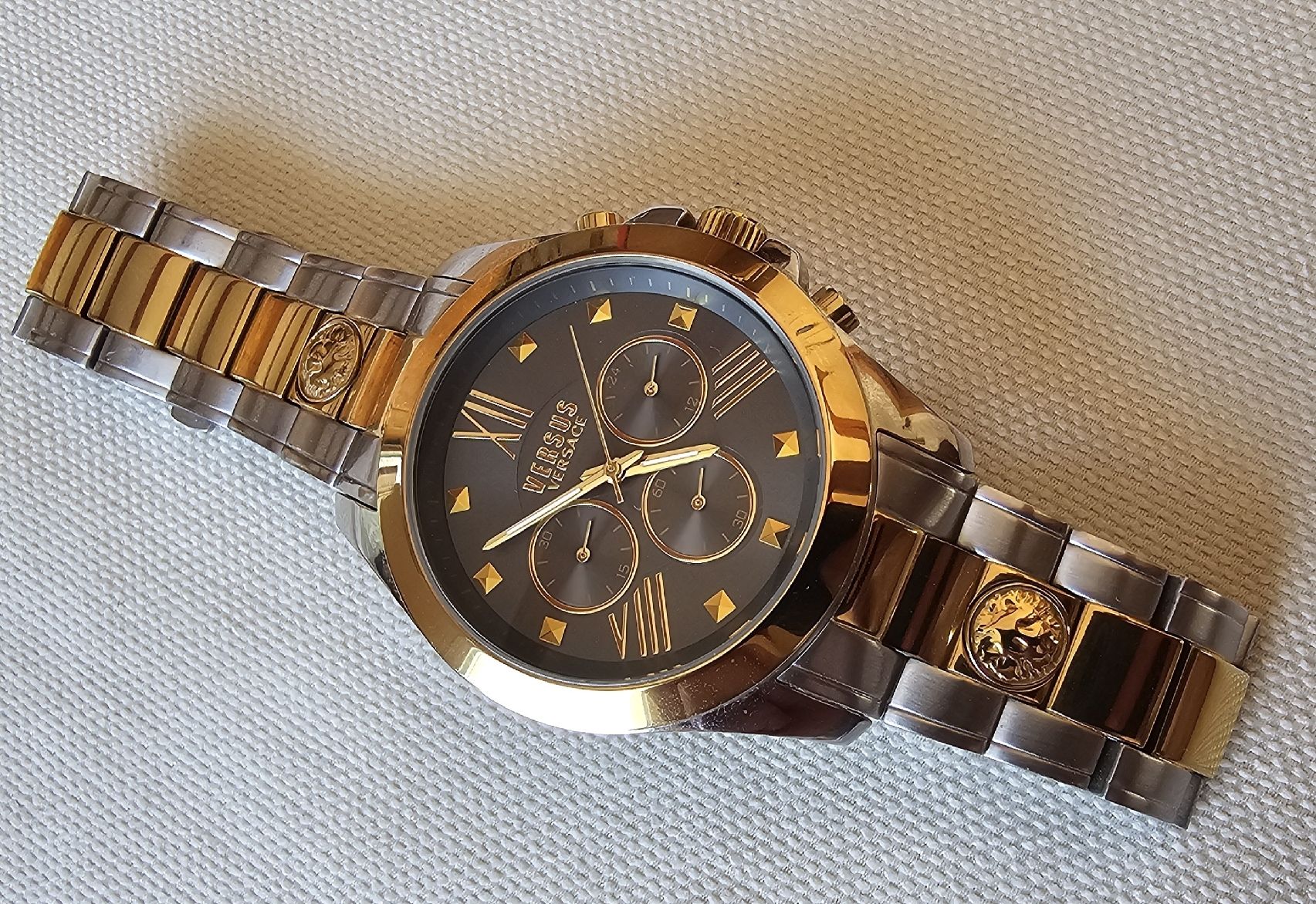Versace Orologi: VERSUS VERSACE Chrono Elegante Herrenuhr 47mm – Usato da Speicher venduto da Lemore 5