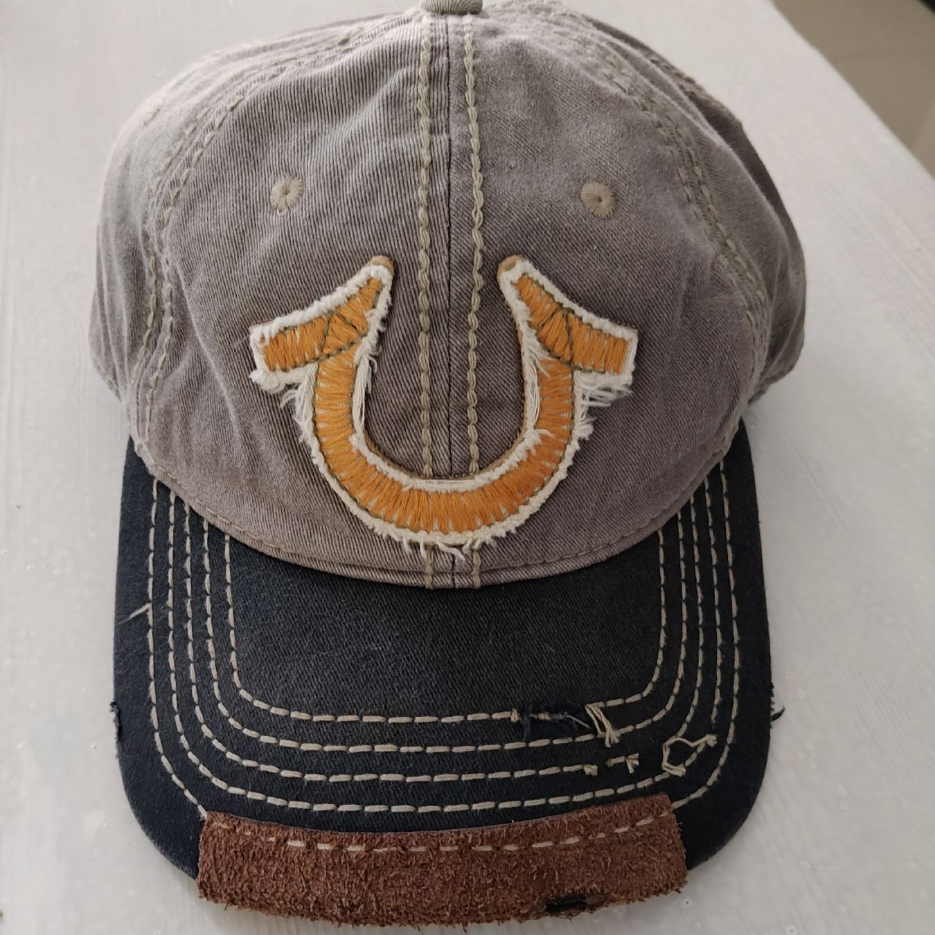 True Religion Copricapi, berretti & cappellini: True Religion Baseball Cap Distressed Grey Orange  – Nuovo e nell'imballaggio originale da Eysins venduto da kir_9kz8