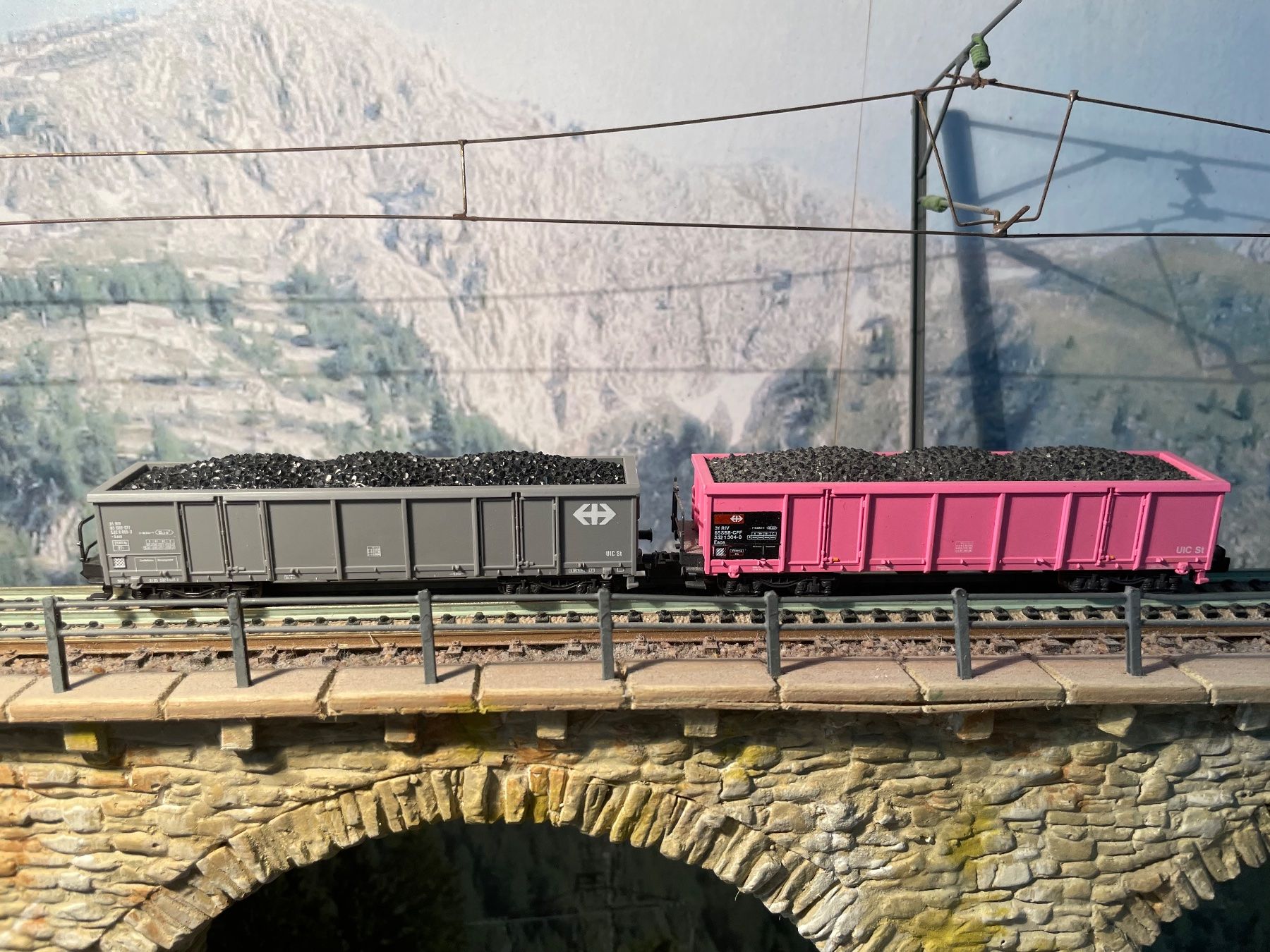 Roco Modelleisenbahnen: Roco Spur N 2x Eanos beladen SBB – Gebraucht aus Rorschach von Karotten