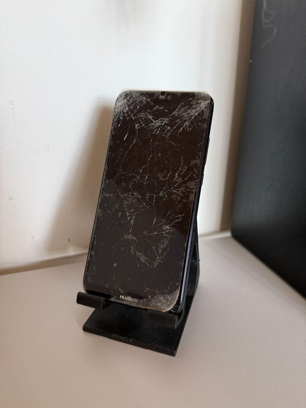 Huawei Handys / Smartphones: Huawei P20 Lite - Ersatzteilspender – Defekt aus Hermetschwil-Staff von b6mp