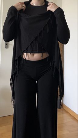 schwarze Strickjacke mit Fransen