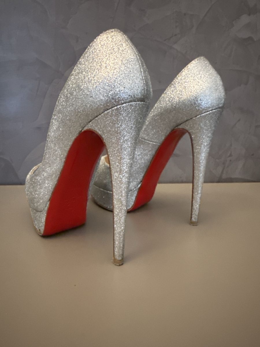 Christian Louboutin Damenschuhe: Silver Glitter Peep Toe Heels Size 36.5 – Gebraucht aus Lugano von og4_h9b8