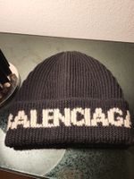 Bonnet Balenciaga noir, parfait pour l'hiver! Comme neuf.