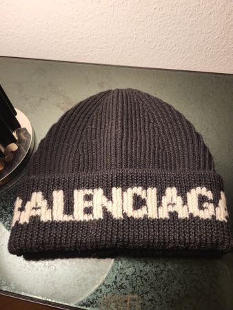 Bonnet Balenciaga noir, parfait pour l'hiver! Comme neuf.