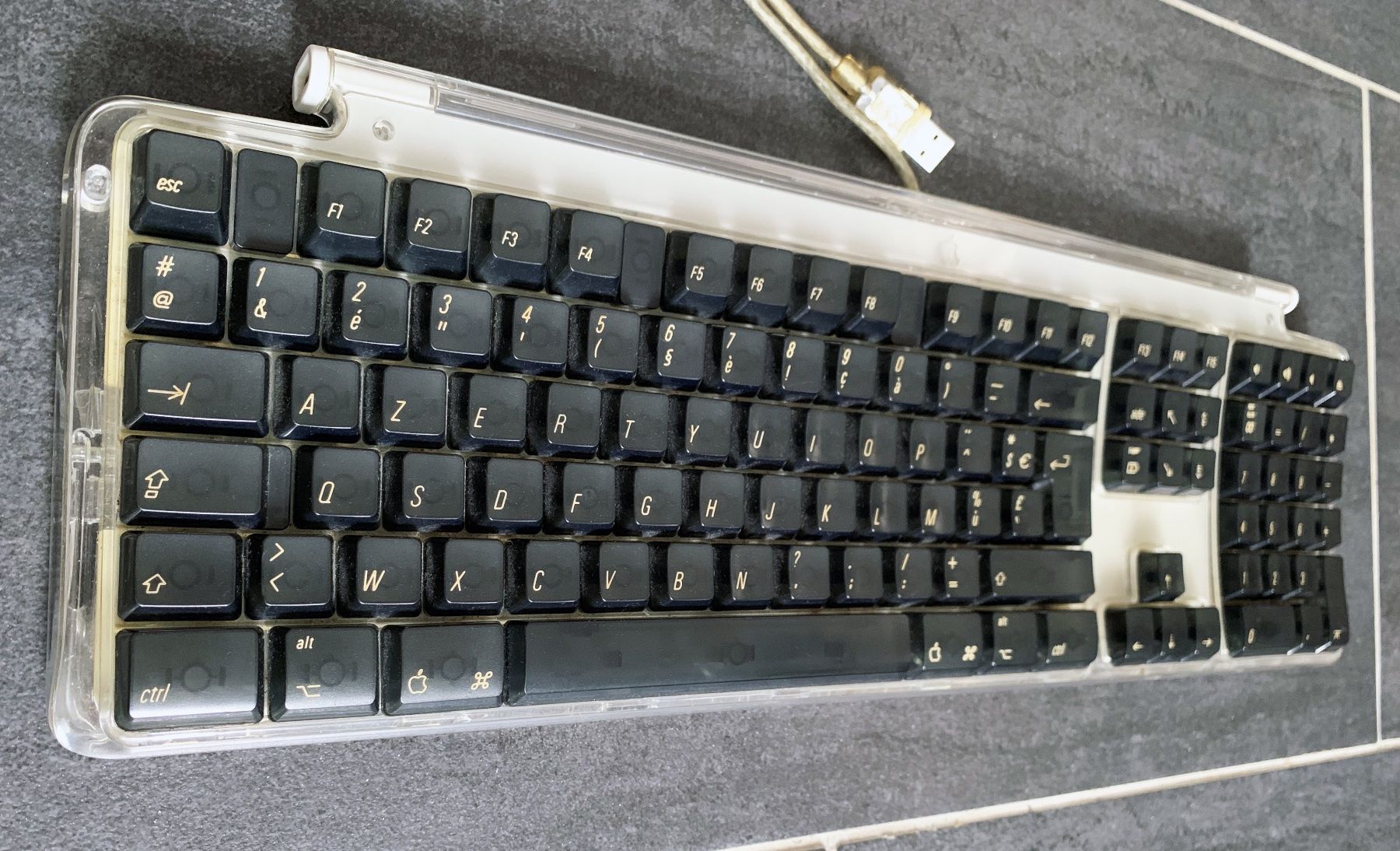 Apple Tastaturen: Clavier vintage Apple Pro, layout 'Azerty' (F) /parfait état – Gebraucht aus Ecublens VD von b_pillard