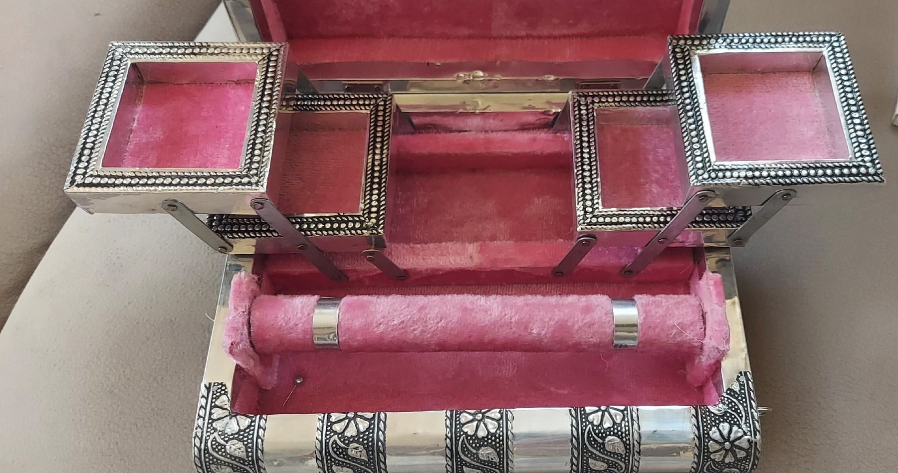 Dosen: Vintage Schmuckkiste versilbert mit Fächern, orientalisches – Gebraucht aus Liestal von swary007 1