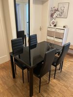 Schwarze Essgruppe. Tisch + 4 Stühle aus Kunstleder