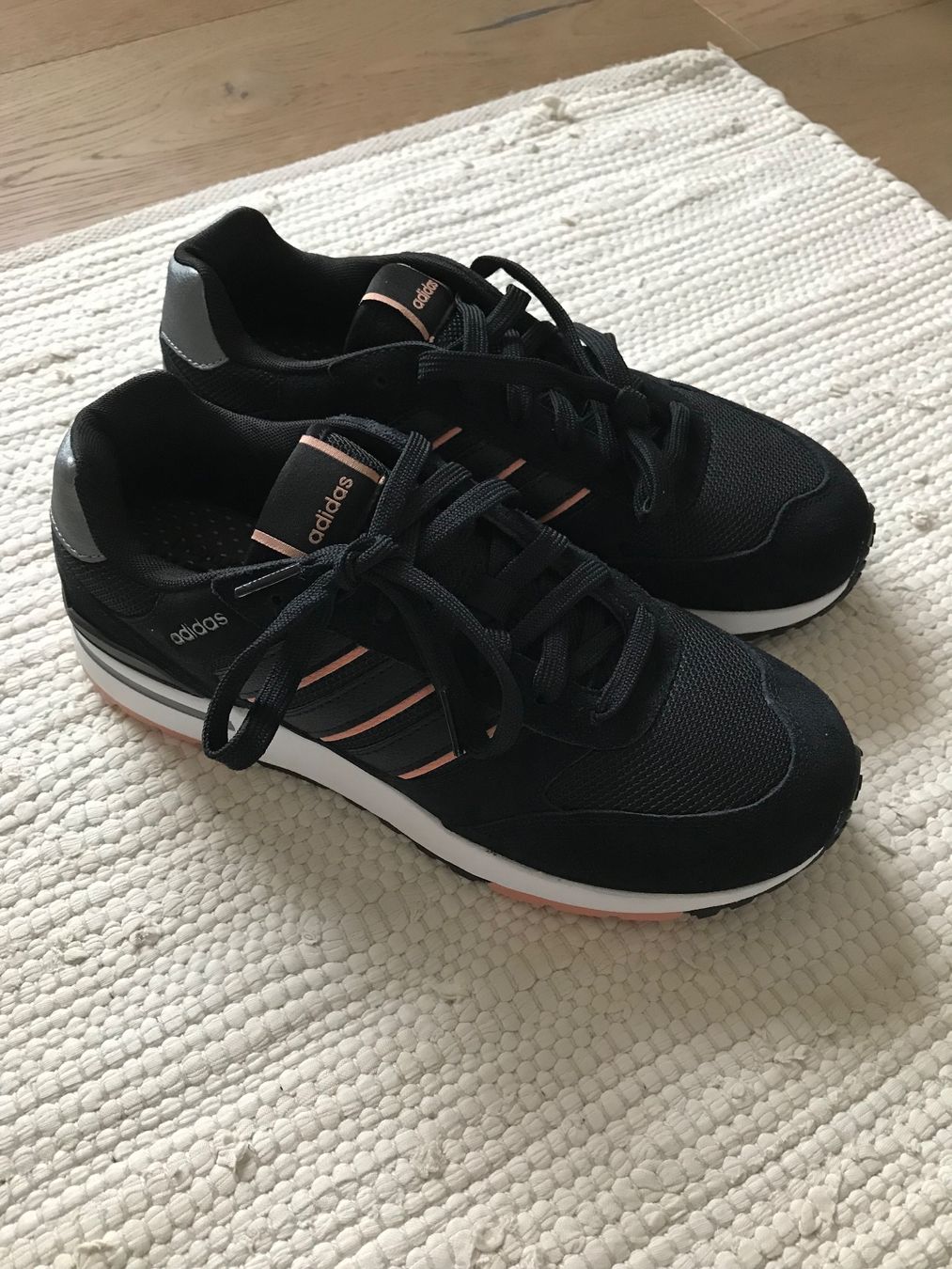Adidas Scarpe da donna: NEU Adidas Sneakers Run Leder - Gr. 40 – Nuovo e nell'imballaggio originale da Affoltern am Albis venduto da variablend