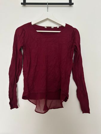 Bordeauxroter Pullover mit Chiffonsaumm