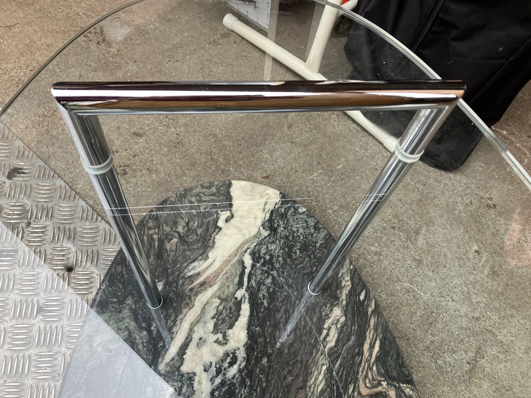 Tische: Ovaler Salontisch, Glas und Marmor – Gebraucht aus Baar von Zugi2 4