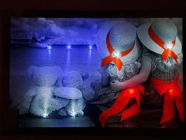 LED Kunstbild Romantic 2 kleine herzige Mädchen mit Ausbilck