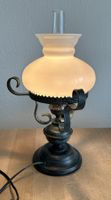 Rustikale Tischlampe mit Klarglas-Kolben und weissem Schirm