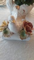 Elegante Capodimonte Taubenfigur aus Porzellan mit Blüten – 