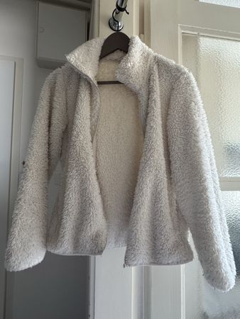 Cozy cream fleece jacket, size S, perfect for autumn