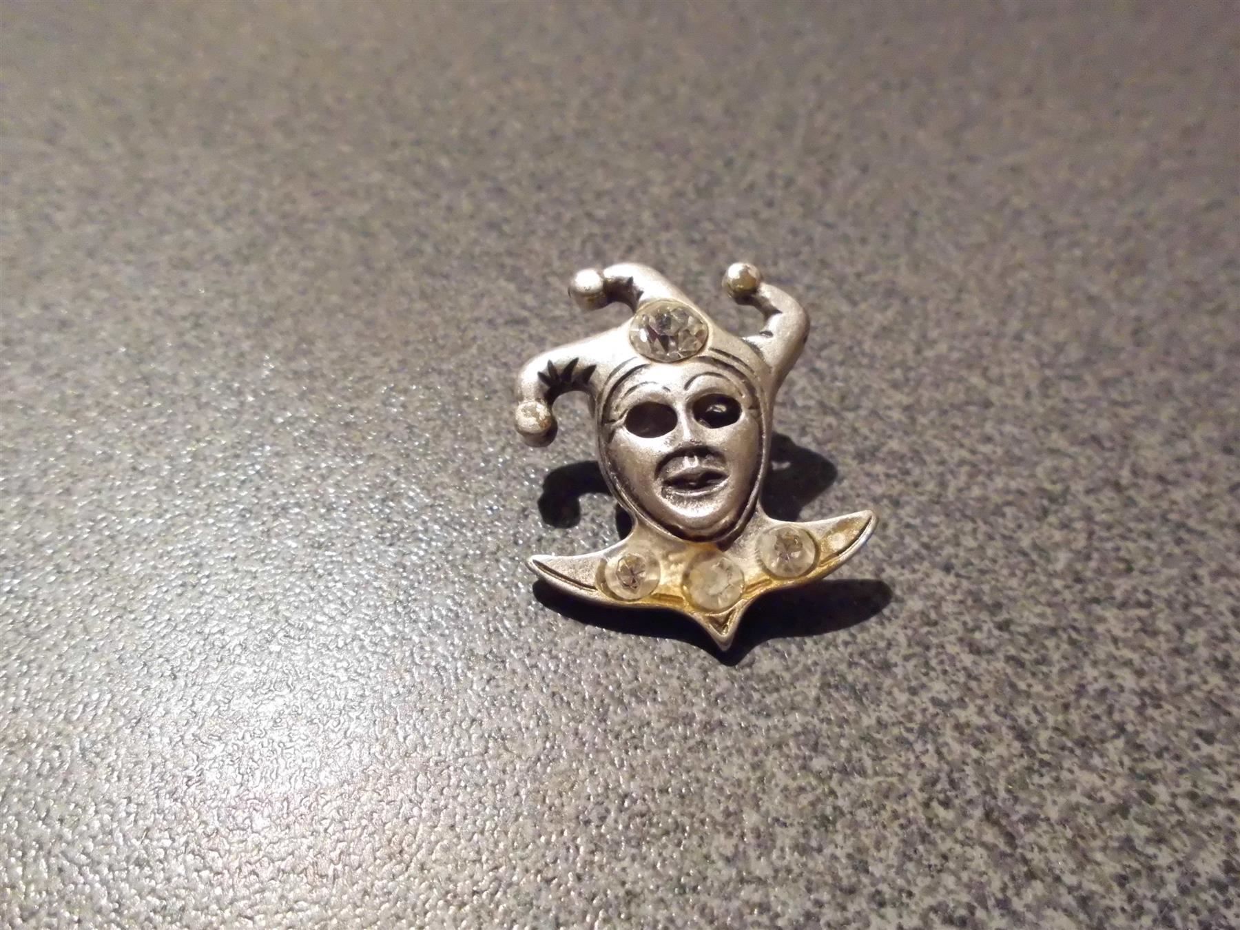 Placchette & Badge: Pin Narr, silberfarbig – Usato da Zürich venduto da abraxas1291