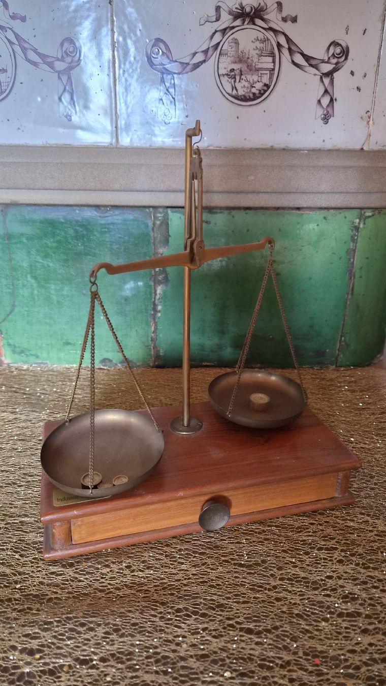 Waagen und Gewichte: Balkenwaage Messing Holz mit Gewichten antik – Gebraucht aus Kölliken von Upcycling-by-Mc-TAM 1