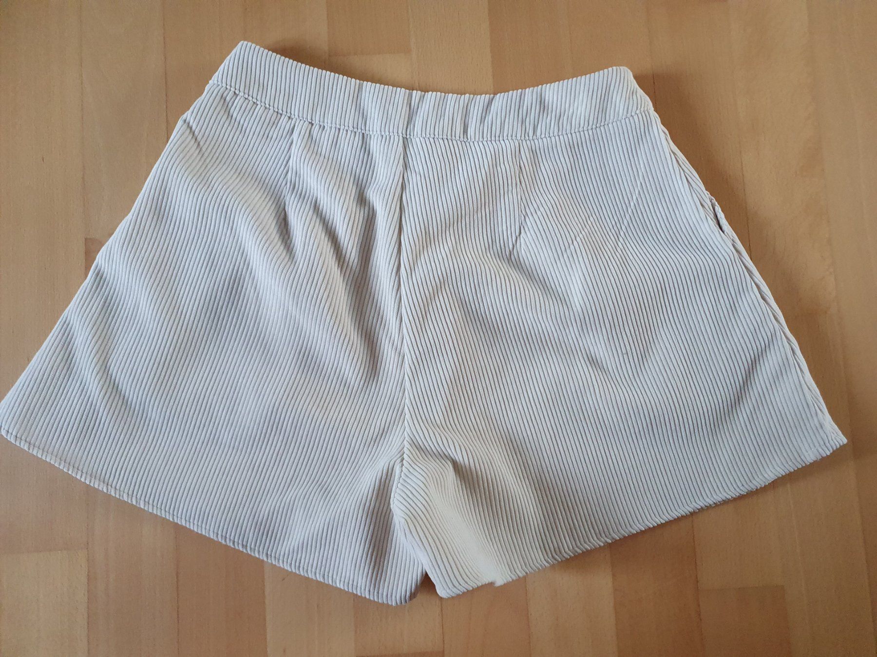 Pantalons: Kurze beige Cordhose Gr. M – D'occasion à Winterthur par Natascha_1994 2