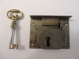 Antikes Schubladenschloss mit Schlüssel