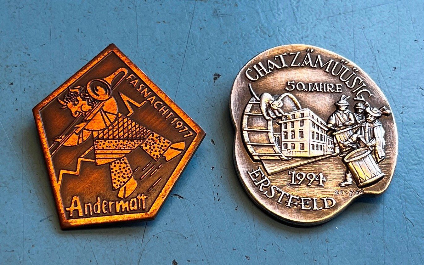 Placchette & Badge: Uri, Urner Fasnachtsplaketten – Usato da Obernau venduto da Wgnom