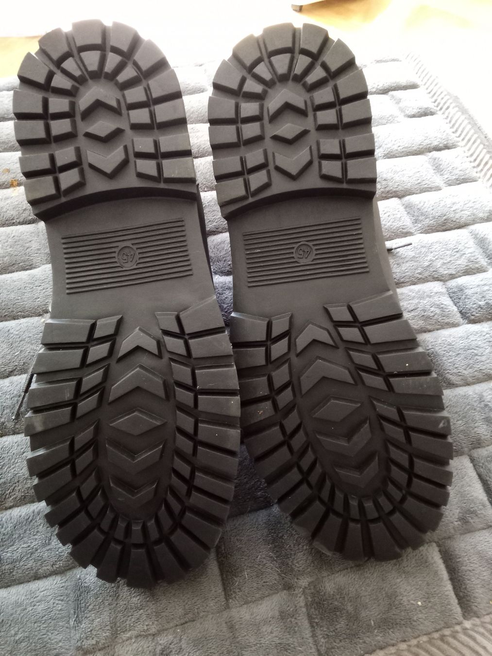 Herrenschuhe: Bottes noires taille 45 semelles épaisses fourrées – Neu (gemäss Beschreibung) aus Genève von web_hfc6 1