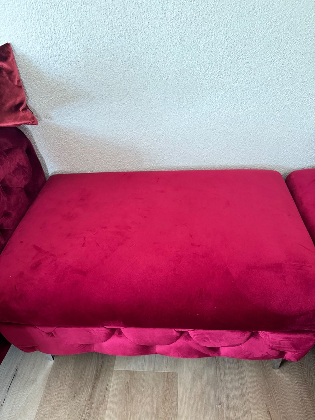 Chesterfield Sofas: Chesterfield sofa velvet Cherry red – Gebraucht aus Zollikon von Marsat25 4