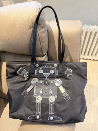 Prada Tasche mit Roboter-Applikationen Schwarz Grösse 35x30c