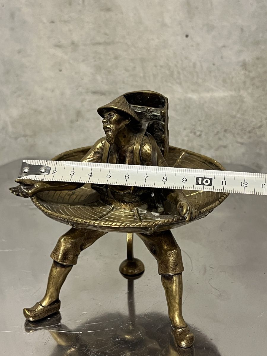 Statuette: Figurentablett Messing Mann mit Korb auf den Beinen 14cm – Usato da Zürich venduto da Privat_13 5
