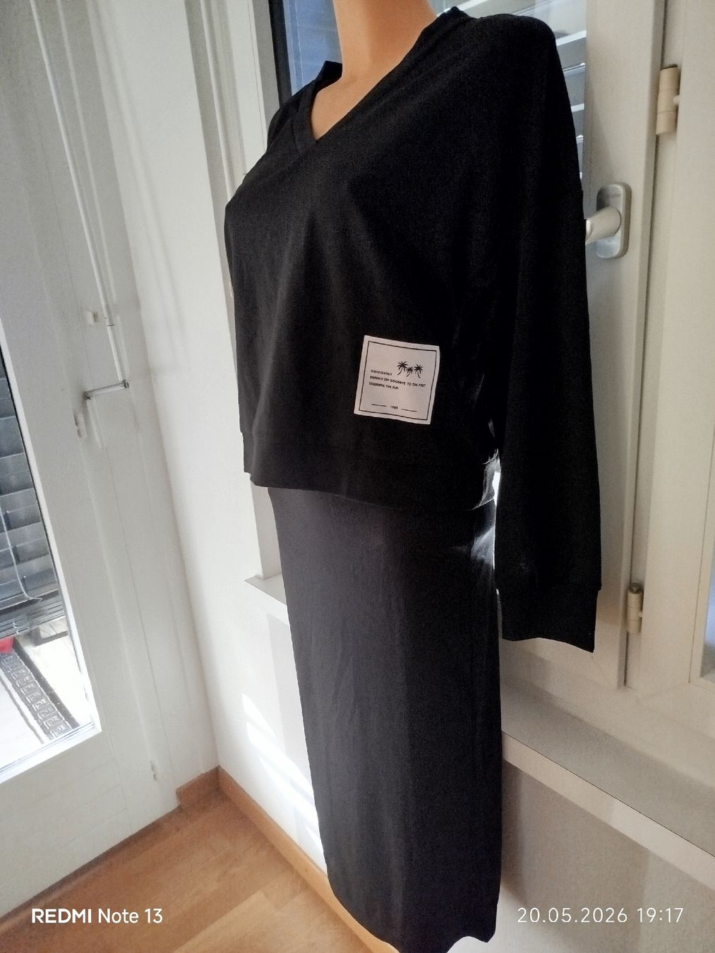 Lotti di vestiti: Elastisches Kleid-Set mit Sweatshirt, Größe S  – Nuovo e nell'imballaggio originale da Wauwil venduto da Sanczeza