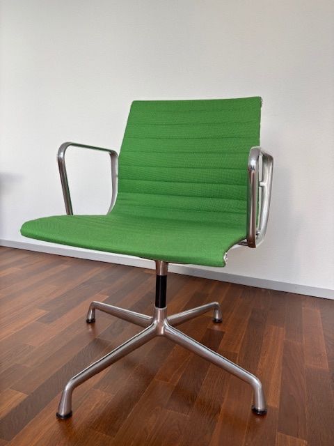 Vitra Sedie: Eames Aluminium Chair – Usato da Uetikon am See venduto da reto.blasi