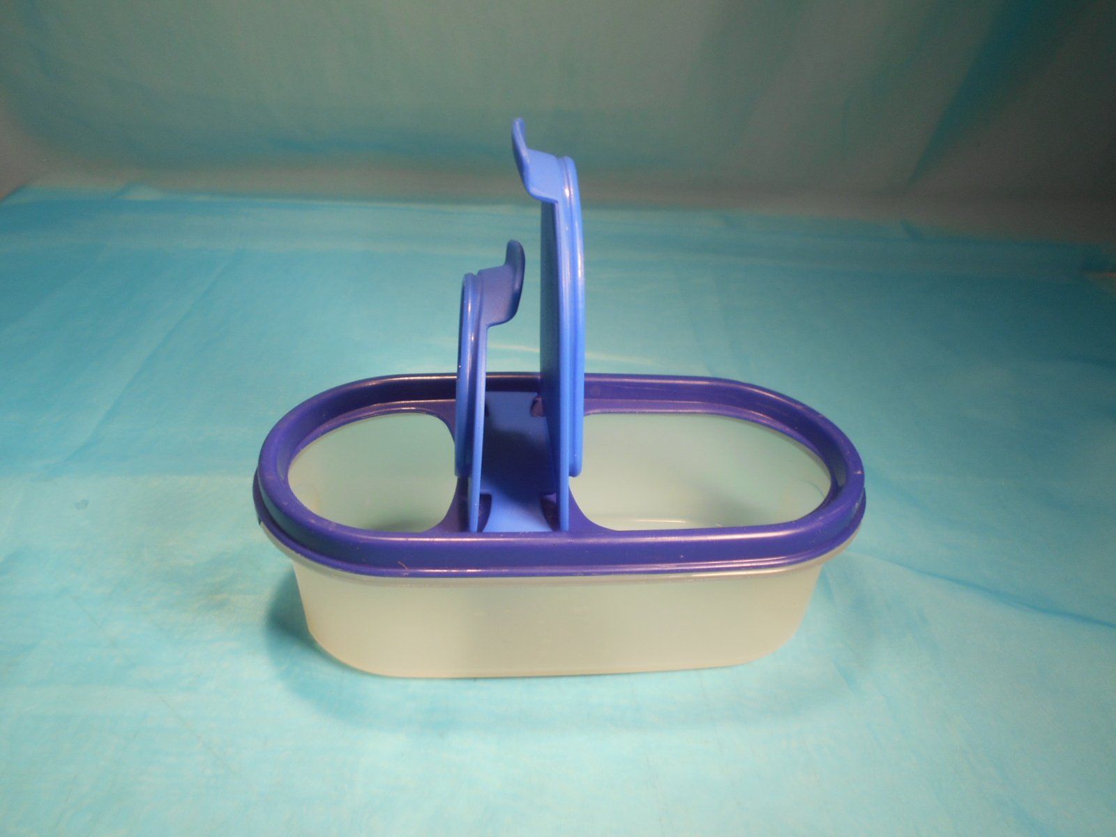 Tupperware Contenitori & Simili: Tupperware Behälter, 5dl, 2 Oeffnungen im Deckel – Usato da Bellach venduto da JingleCherry 3