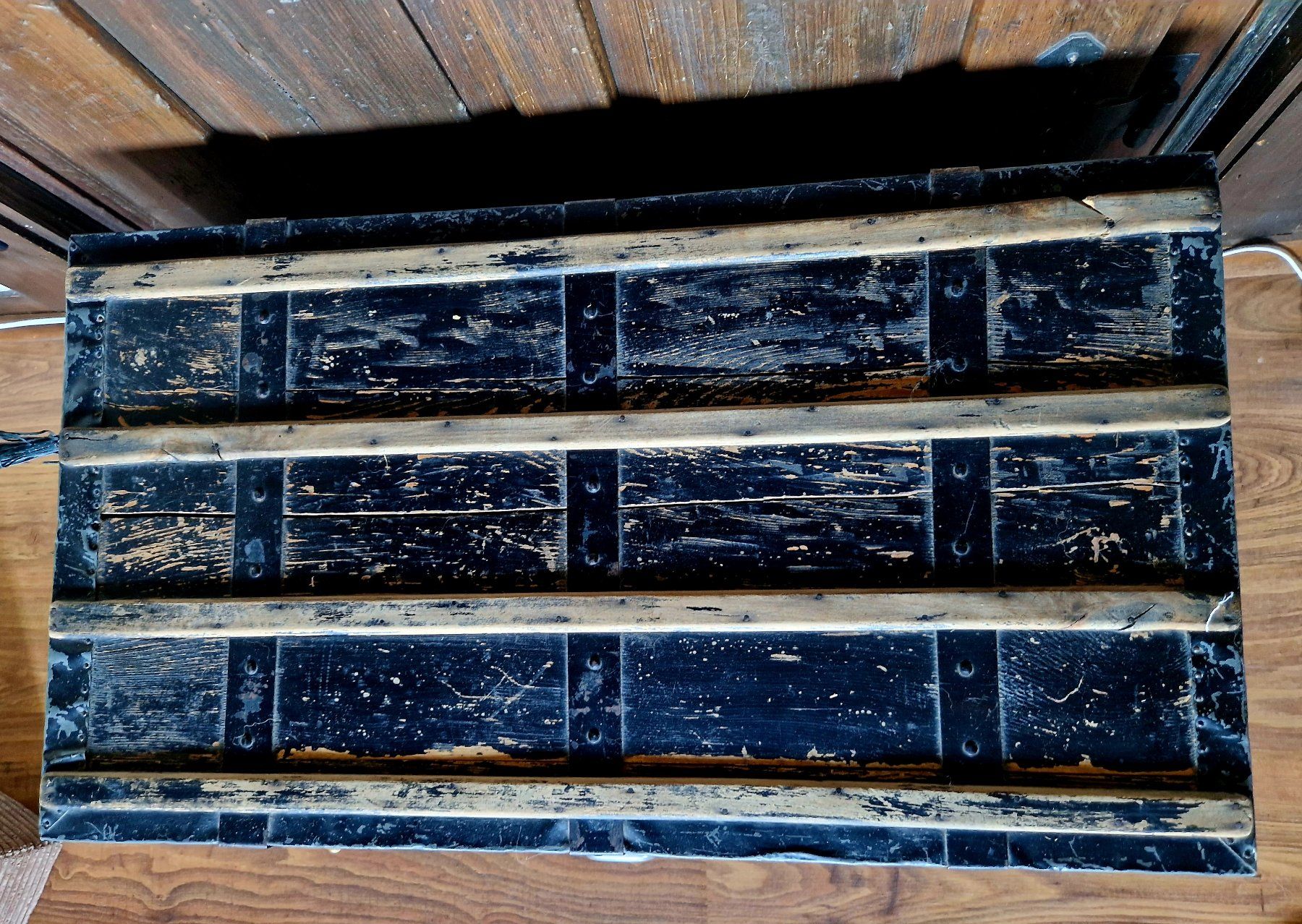 Cassapanche: Alte Militärtruhe schwarz mit Holz – Usato da Heimiswil venduto da Windspiel145 1