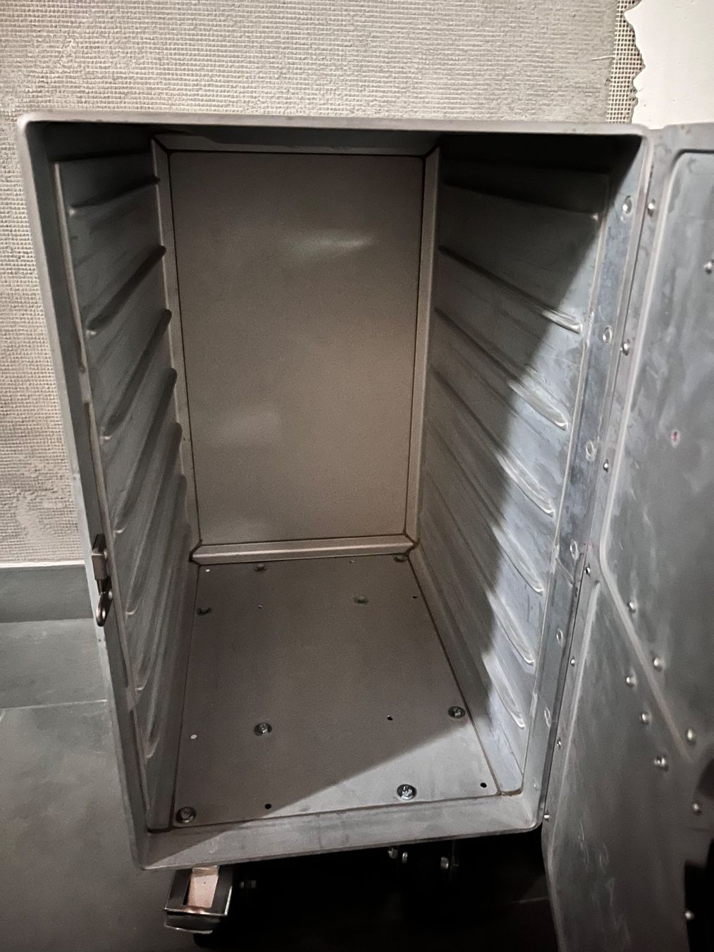 Altro in Aeronautica: Edelweiss Flugzeugtrolley Kommode – Usato da Fruthwilen venduto da bodensee_manufaktur 4