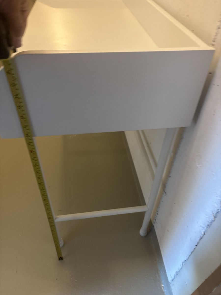 Scrivanie: White Children's Desk with Cable Hole Good Condition – Usato da steinhausen venduto da pat_nc2x 5