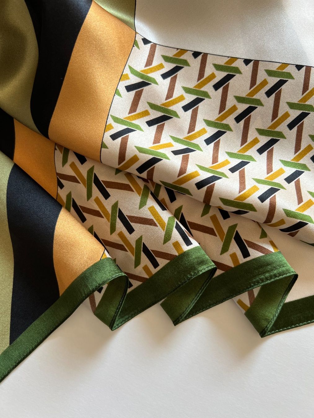 Foulard & Sciarpe: New 68cm Seidentuch, Geometric Pattern Green Silk Scarf – Nuovo e nell'imballaggio originale da Baar venduto da virginiablossoms 2