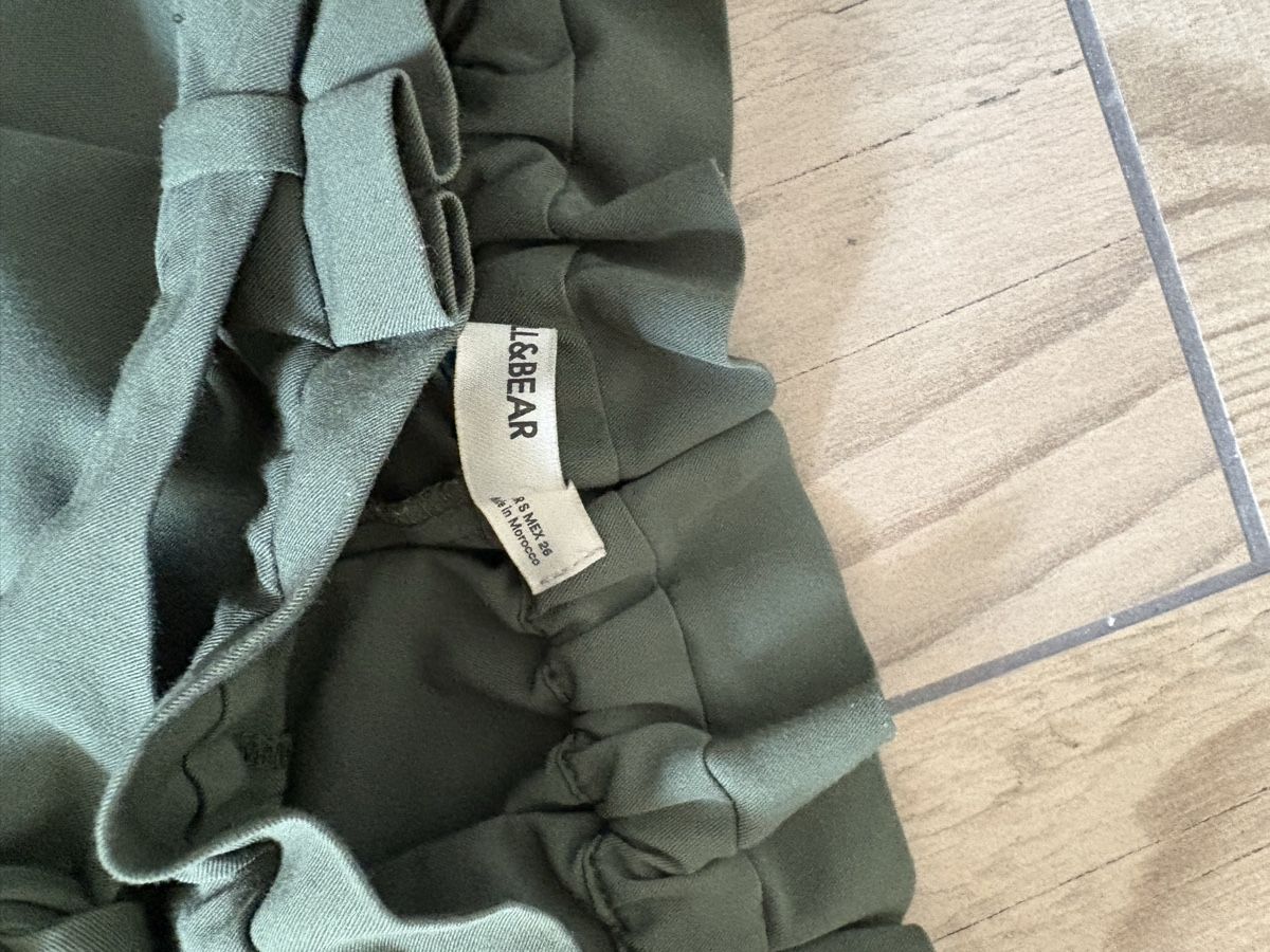 Pull&Bear Pantaloni: Pantalon vert Pull&Bear, taille 36 - État parfait – Nuovo (secondo la descrizione) da Villeneuve VD venduto da mel_c29d 1
