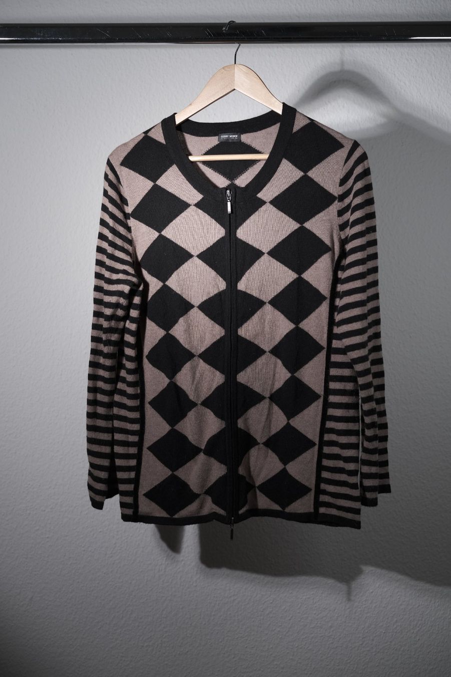 Gerry Weber Giacche: Zip-Strickjacke von Gerry Weber – Usato da Basel venduto da Bluemoewe