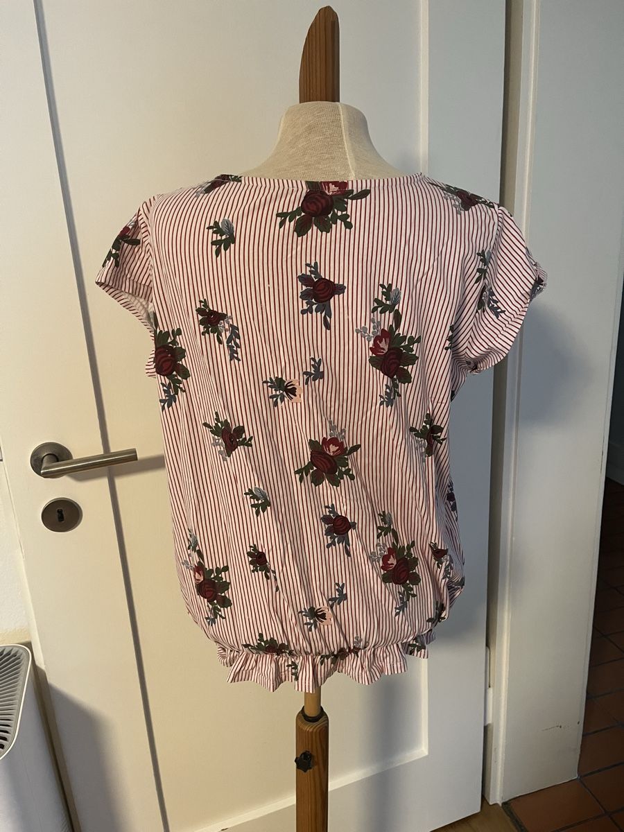 Top: Sommeroberteil mit Blumenmuster, Grösse M- L – Usato da Zürich venduto da Brobin 2