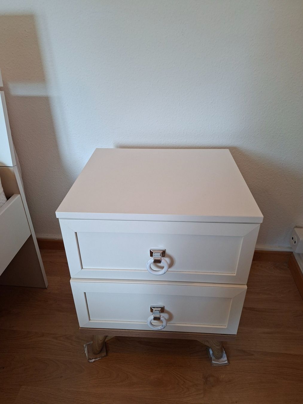 Tables de nuit: Nachttisch / Kommode mit 2 Schubladen weiß – D'occasion à Zürich par maybrittsch 2