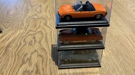 Miniatures de différentes marques dans des boîtes en acryliq
